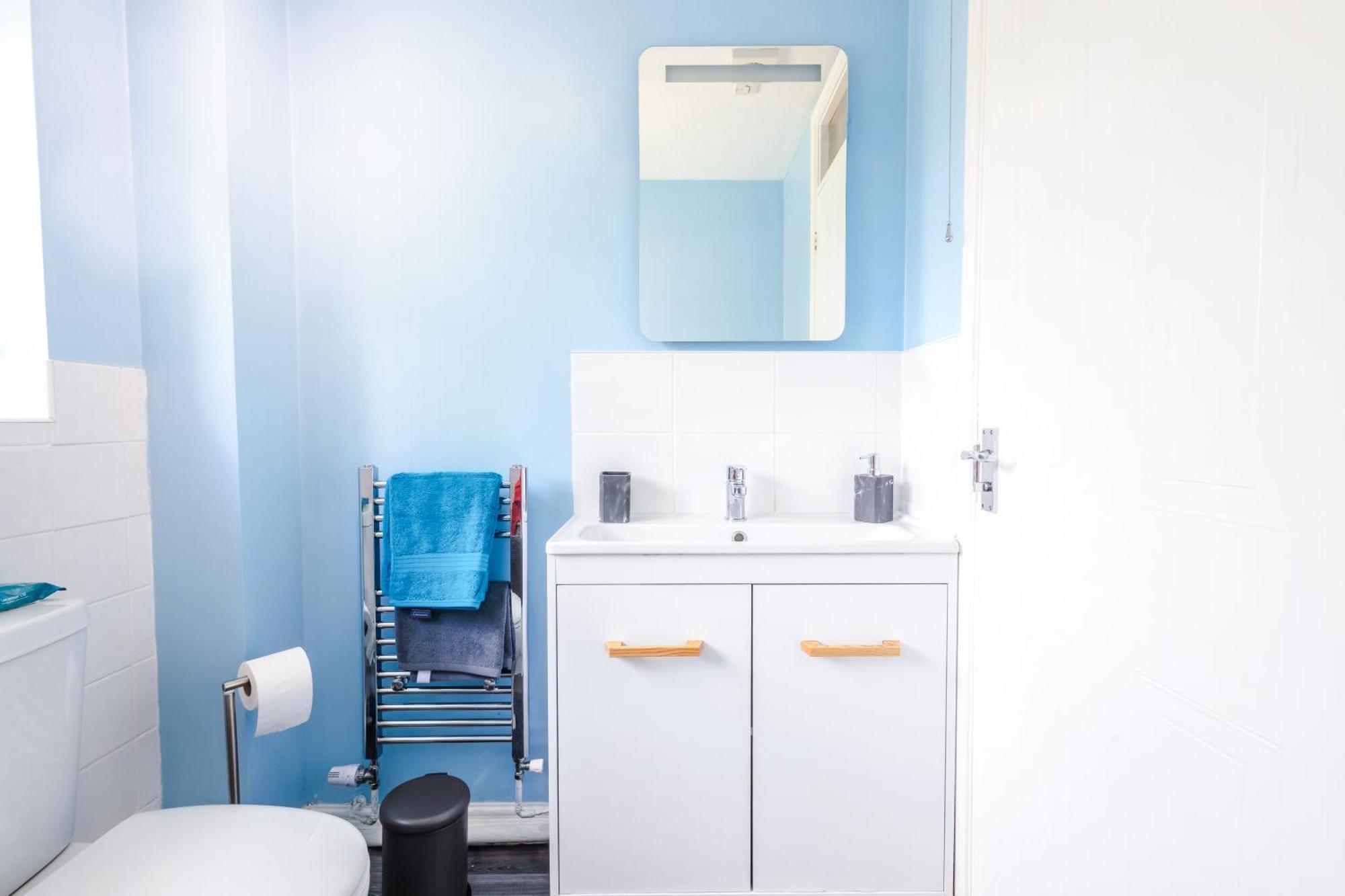 Stylish 3br House - Free Parking - Fast Wi-fi - Long Hébergement de vacances *