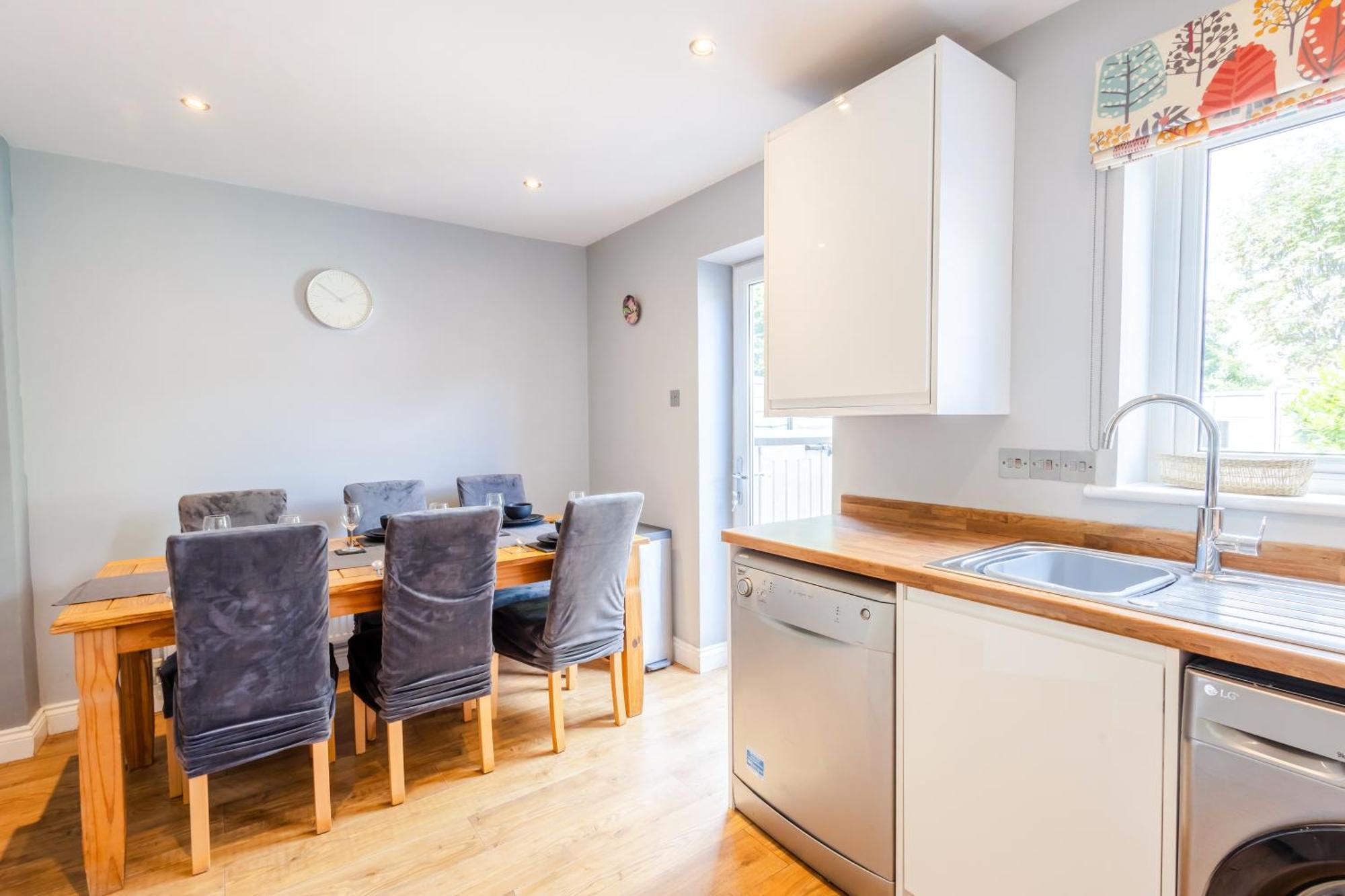Stylish 3br House - Free Parking - Fast Wi-fi - Long Hébergement de vacances *
