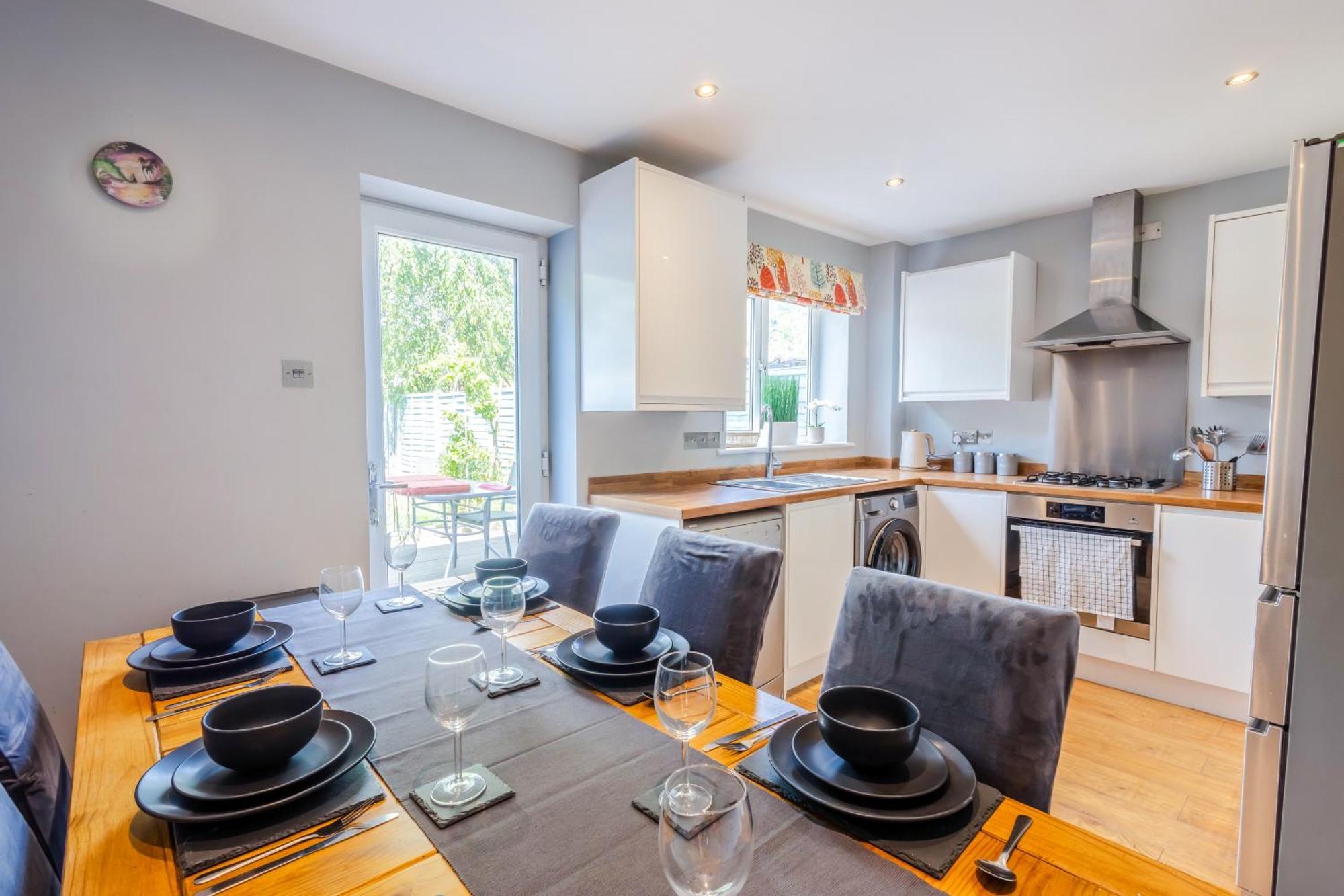 Stylish 3br House - Free Parking - Fast Wi-fi - Long Hébergement de vacances